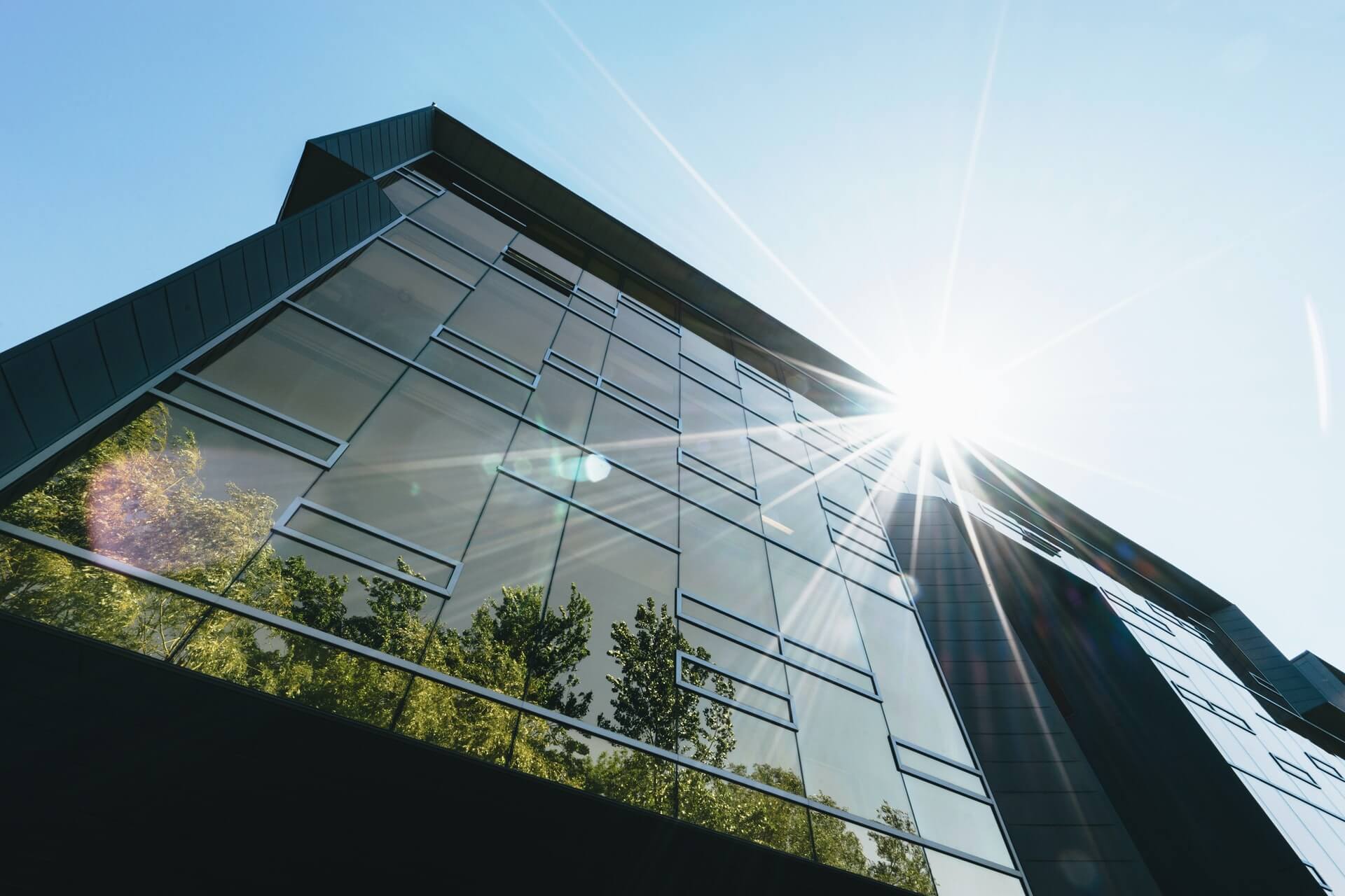 Soleil se reflétant sur un grand bâtiment en verre à Kitchener.