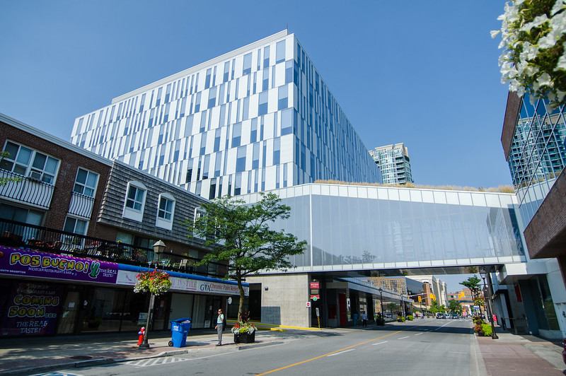 Un bâtiment à Brampton par une journée ensoleillée.